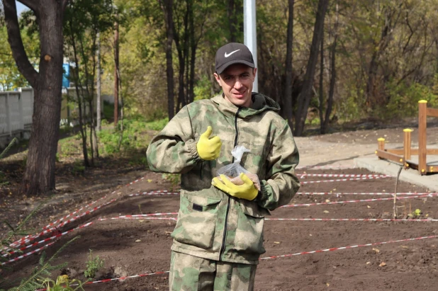 К заключительному этапу озеленения присоединились и участники «Молодежи Справедливой России» в Алтайском крае.