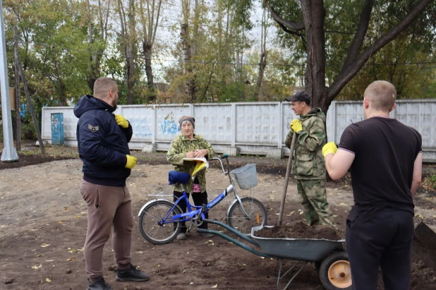 К заключительному этапу озеленения присоединились и участники «Молодежи Справедливой России» в Алтайском крае.