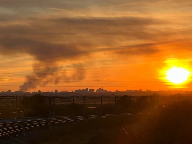 Дым от пожара в Барнауле видно в Новоалтайске.