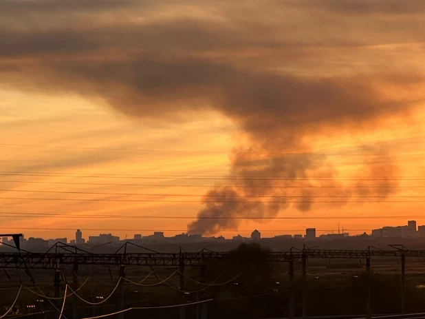 Дым от пожара в Барнауле видно в Новоалтайске.