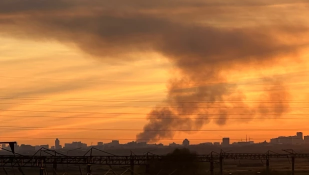 Дым от пожара в Барнауле видно в Новоалтайске.