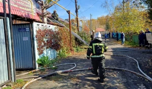 В Барнауле горит частный дом. Площадь пожара — 350 кв. м.