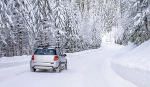 Автомобиль на зимней дороге.