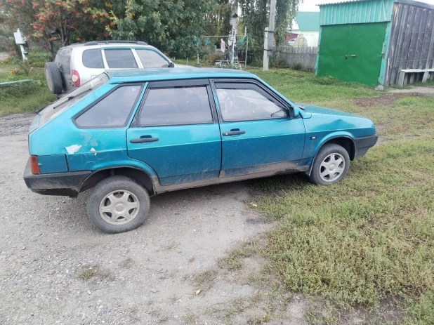 Автомобиль Lada 2109, 1997 года.