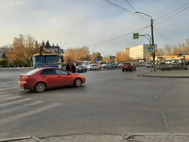 Случилась авария в центре города, которая перекрыла дорогу в час пик