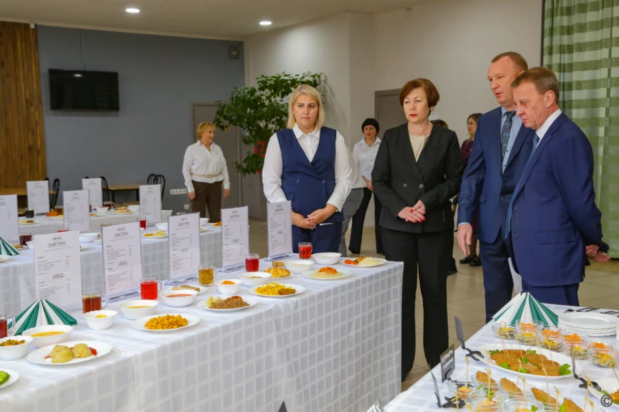 Выездное совещание на базе комбината школьного питания провел глава Барнаула Вячеслав Франк.