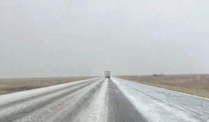 На трассе Новосибирск — Омск вовсю идет снег.