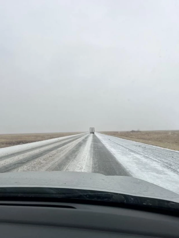 На трассе Новосибирск — Омск вовсю идет снег.