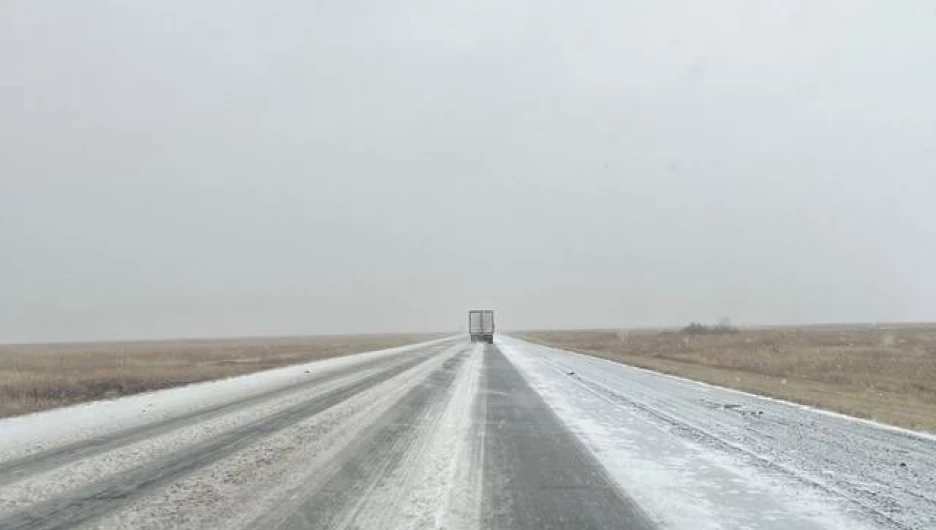 На трассе Новосибирск — Омск вовсю идет снег.