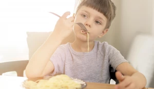 Ребенок ест