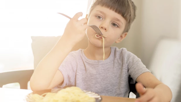 Ребенок ест