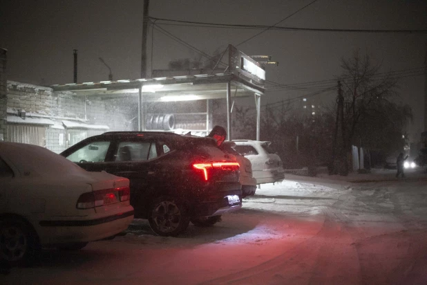 Первый снег в Барнауле вечером, 2024 год.