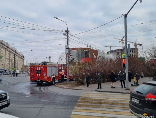 Крупный торговый комплекс загорелся в Сибири.