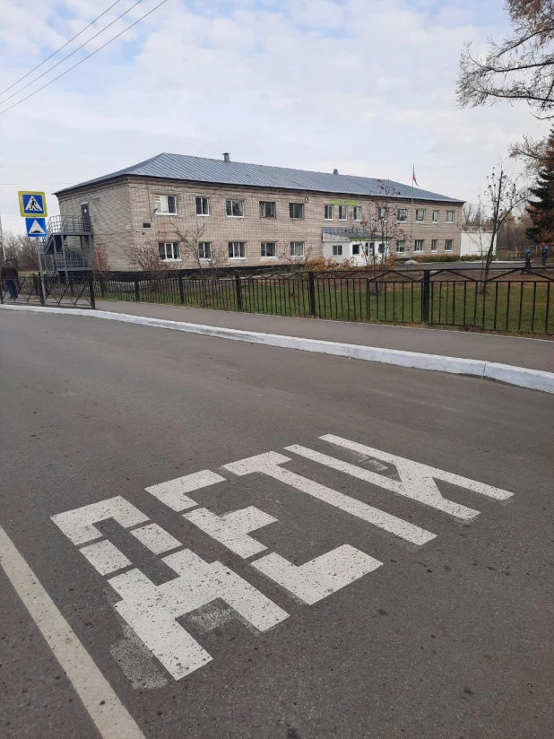 В одном из сел Алтайского края местное промпредприятие взялось за комплексное благоустройство пришкольной территории.