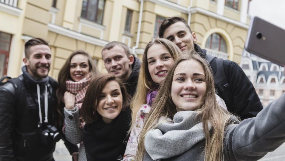 Компания молодых людей делает селфи. 