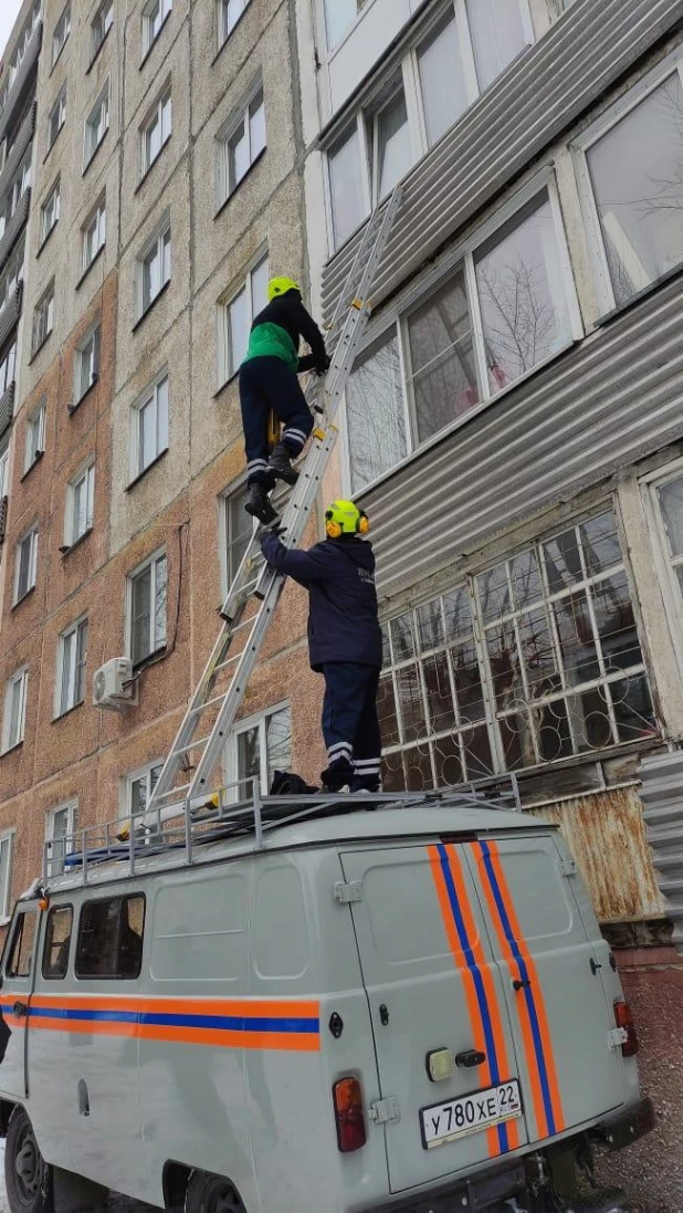 	Спасатели проникли в квартиру к пенсионерке, которая не выходила на связь