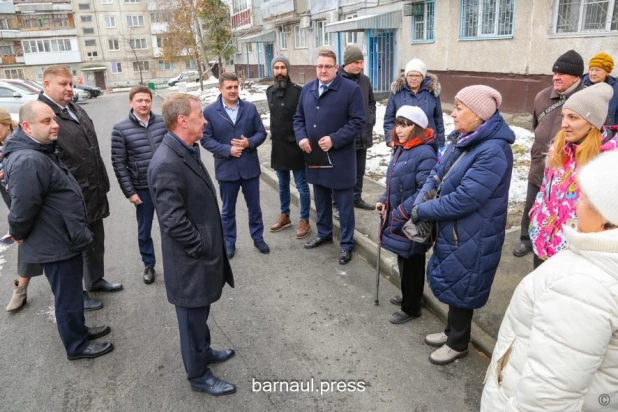 Вячеслав Франк провел выездное совещание по вопросу благоустройства дворовых территорий в рамках нацпроекта.