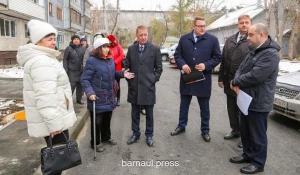 Вячеслав Франк провел выездное совещание по вопросу благоустройства дворовых территорий в рамках нацпроекта.