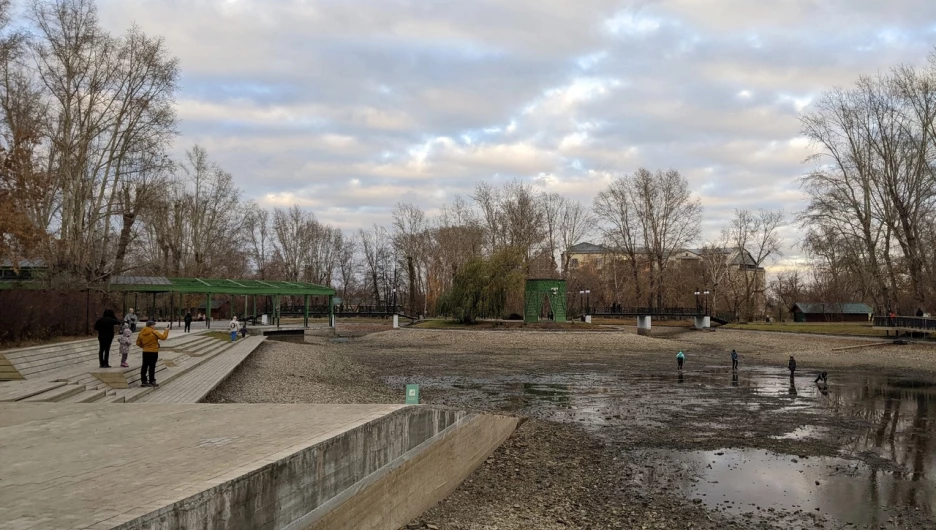 Пруд в Изумрудном после откачки воды.