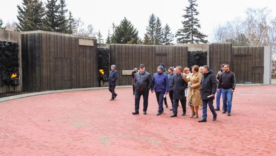 Выездное совещание по вопросу хода работ по благоустройству Мемориала Славы.