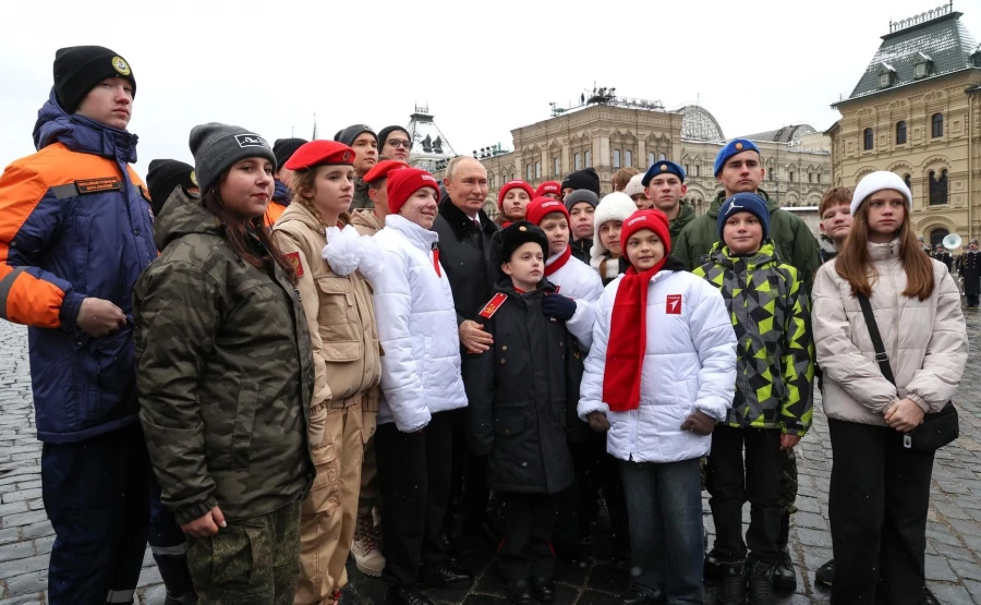 Владимир Путин, слева от него (в белой куртке) — бийский школьник.