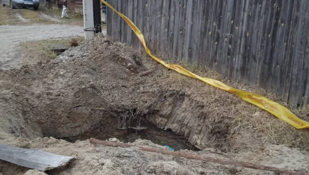 Девятилетний мальчик захлебнулся в яме с ледяной водой.