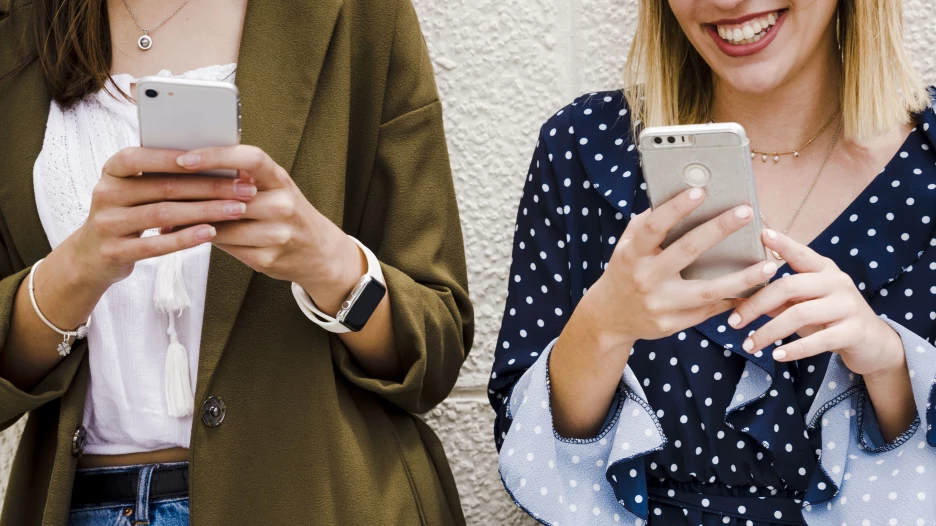 Девушки. Телефоны.