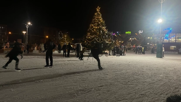 Каток у ТЦ "Галэкс".