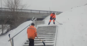 Дорожники на очистке снега.