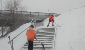 Дорожники на очистке снега.