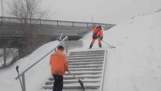 Дорожники на очистке снега.