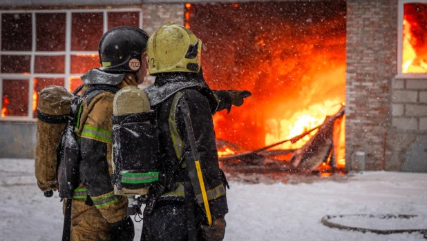 Пожар на складе в Барнауле.