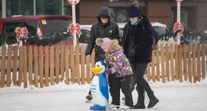 Снежный городок на парковке ТЦ Galaxy/