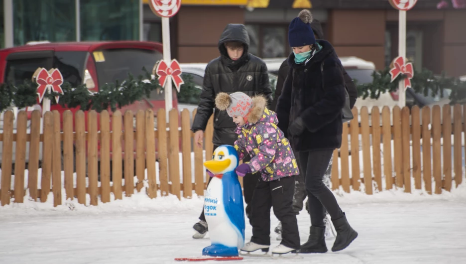 Снежный городок на парковке ТЦ Galaxy/