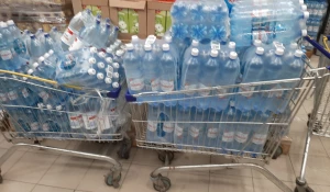 Барнаульцы экстренно скупают воду в супермаркетах. Фото

