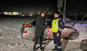 Полицейские помогли мужчине вытащить машину из снежного плена на Алтае

