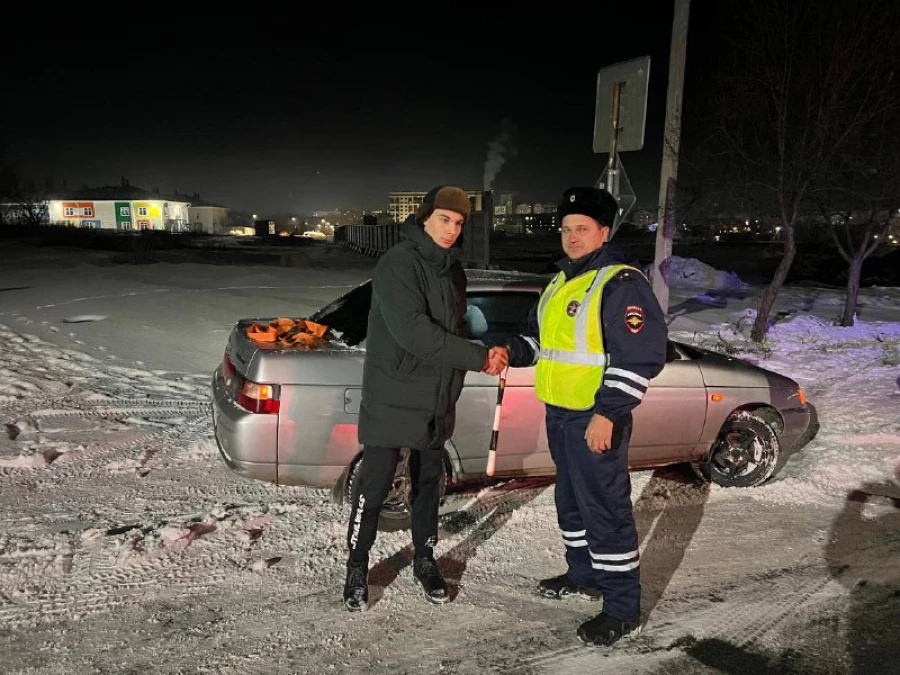 Полицейские помогли мужчине вытащить машину из снежного плена на Алтае

