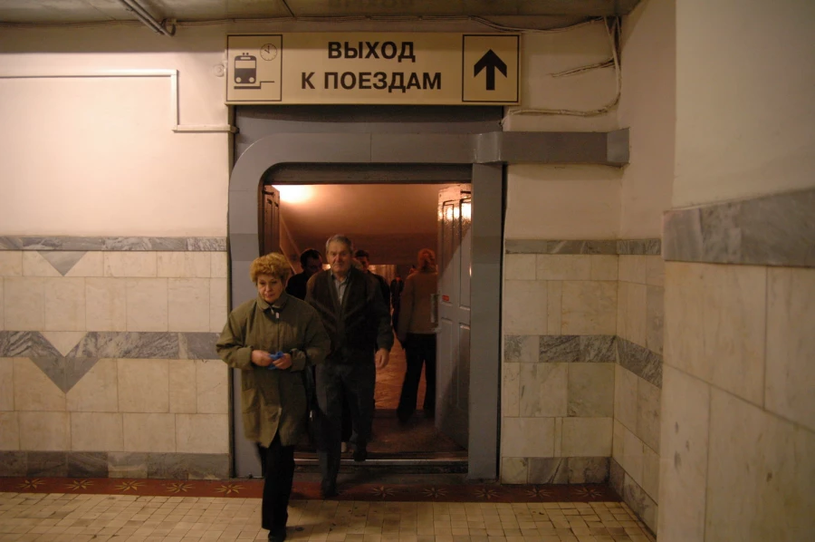 Здание железнодорожного вокзала ночью, 2005 год.