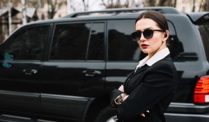 Женщина, автомобиль с тонированными стеклами.