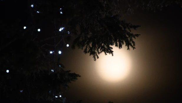 Луна, месяц.