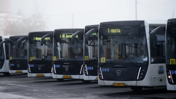 Автобусы №1 и №10.