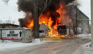 Загорелась заправка и окутала половину города в Сибири черным дымом