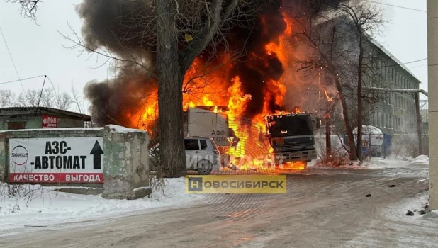 Загорелась заправка и окутала половину города в Сибири черным дымом