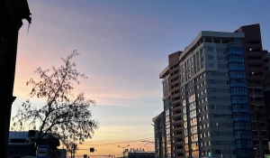 На рассвете небо над Барнаулом засияло разными красками. Фото