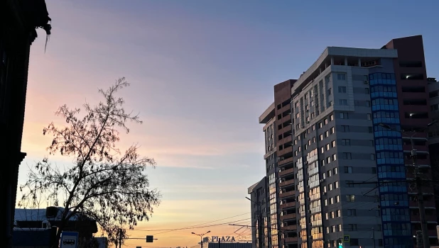 На рассвете небо над Барнаулом засияло разными красками. Фото