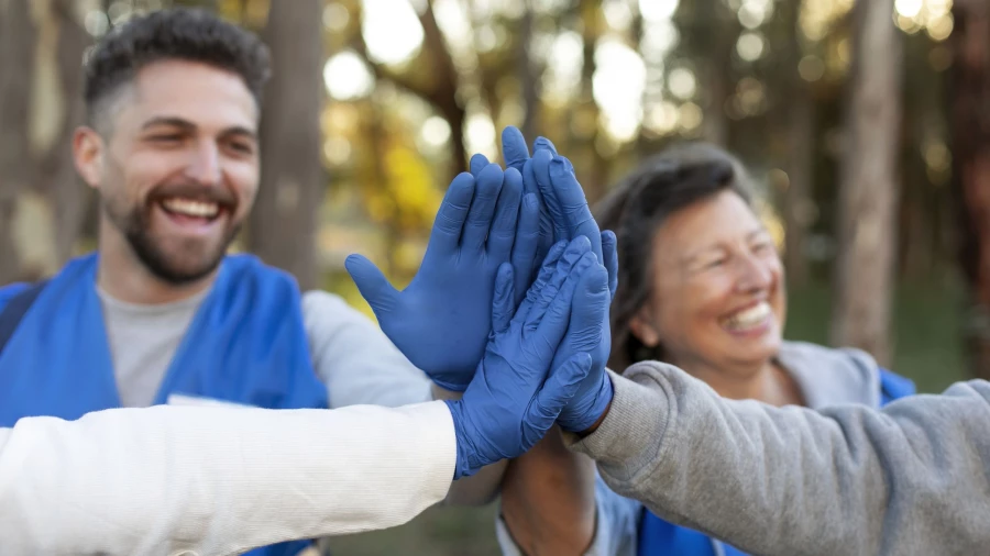 Люди радостно и дружно работают вместе.