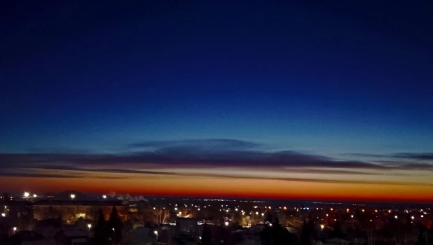 Романтичное небо на рассвете 16 декабря застали барнаульцы