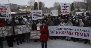 Жители Солонешного вышли на митинг против золотодобычи. 