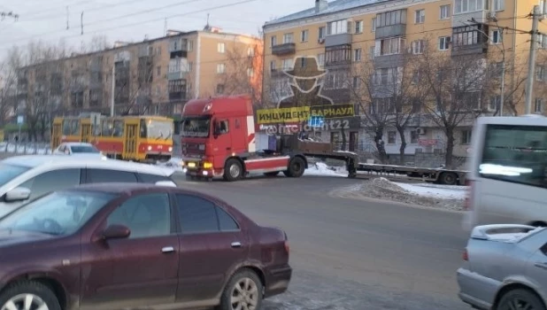 Фура перегородила движение трамваям на главной улице Барнаула