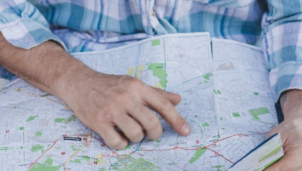 Мужчина смотрит карту.